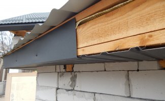 Капельник для металлочерепицы: особенности монтажа