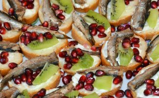 5 вкусных бутербродов со шпротами, которые прекрасно подойдут для новогоднего стола