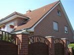 Двускатная кровля с трёхскатной крышей пристройки