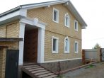 Дом с карнизом